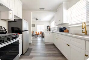 Micro-ondes, four, plaque de cuisson