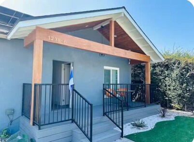 Charming 2-bedroom house in beautiful Los Angeles with AC
