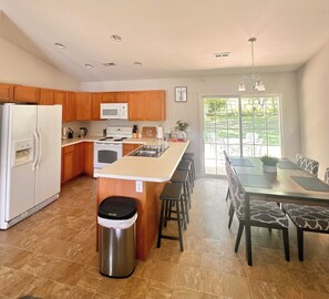 Fridge, microwave, oven, stovetop - Superb 3-bedroom house in quiet cul-de-sac near Reidville, GSP, Tyger River Park (Woodruff)