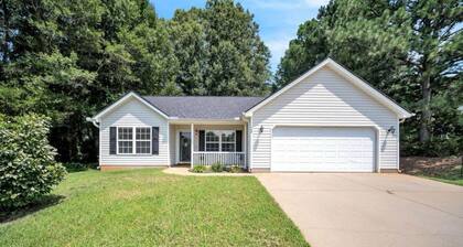 Superb 3-bedroom house near GSP, Tyler River Park