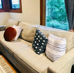 Nhà có thiết kế đặc trưng, 3 phòng ngủ, ban công, quang cảnh hồ | Phòng khách | Smart TV 50-inch có truyền hình cáp