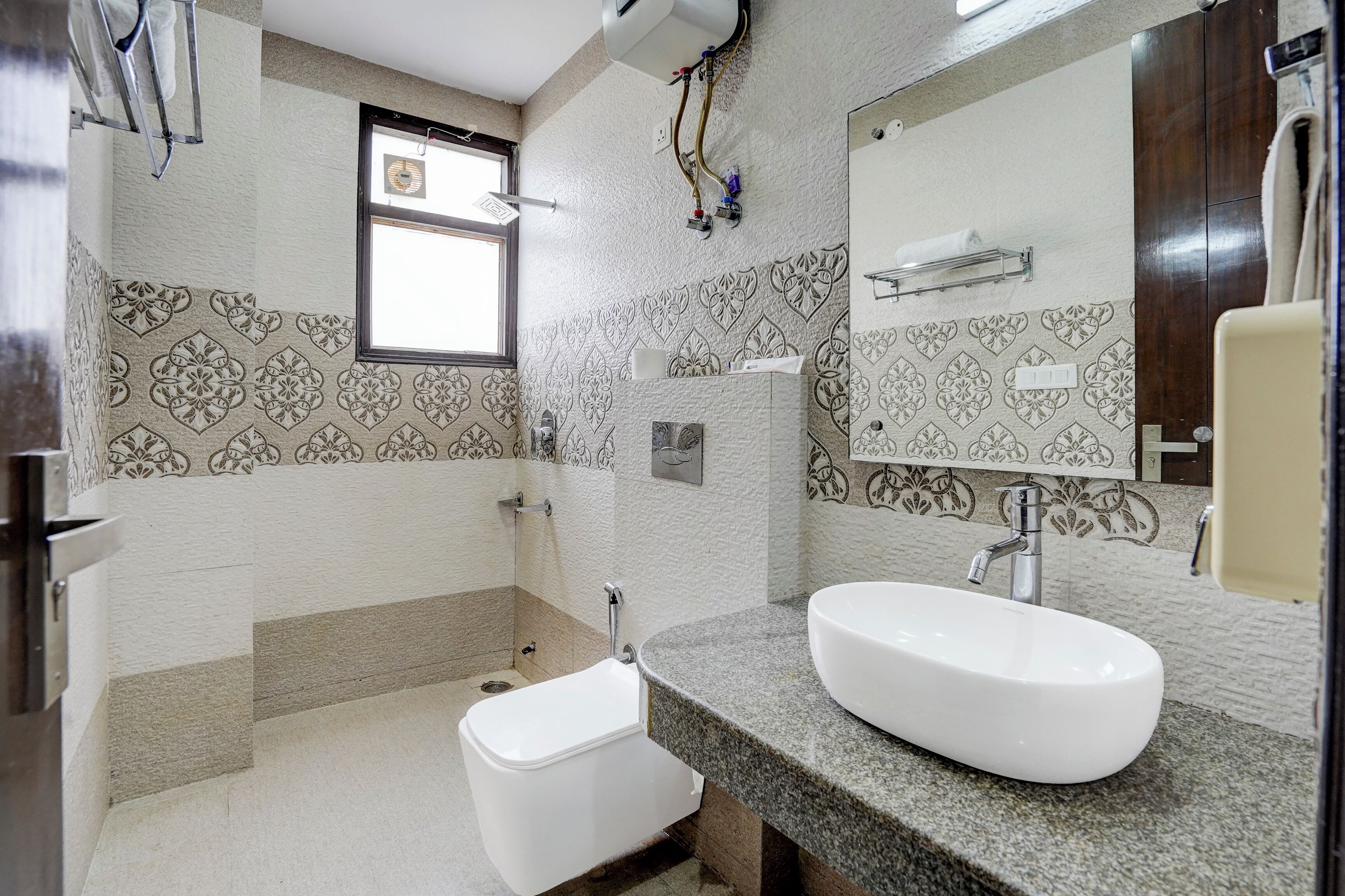 Deluxe Double Room, Balcony | Bathroom | Shower, free toiletries, hair dryer, slippers