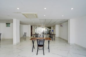 Desayuno continental diario (INR 300 por persona)