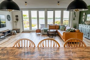 Smart TV, books, stereo