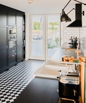 Refrigerador, microondas, horno, placa de cocina