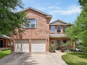 Exterior - Family-Friendly 4BR House with Backyard Oasis & Multi-Month Discounts (Austin)