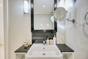 Apartamento Premium, vistas a la ciudad | Baño | Ducha y bañera combinadas y artículos de higiene personal gratuitos