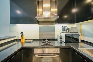 Premium Apartment, City View | Private kitchen