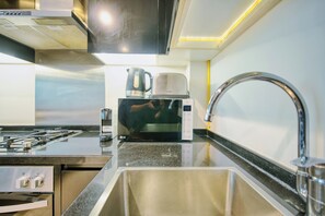 Apartamento Premium, vistas a la ciudad | Cocina privada | Frigorífico grande, microondas, horno y placa de cocina