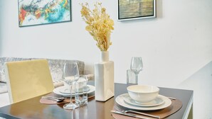 Premium appartement, uitzicht op de stad | Dineren op de kamer