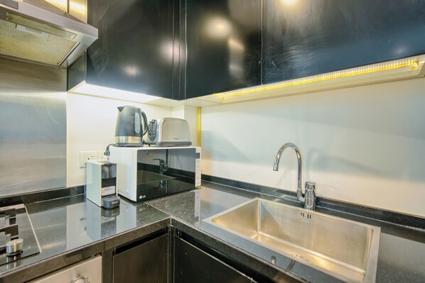 Appartement Prestige, vue sur la ville | Cuisine privée | Réfrigérateur grande capacité avec congélateur, four à micro-ondes
