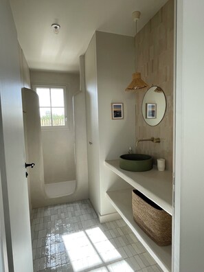 Douche, serviettes fournies