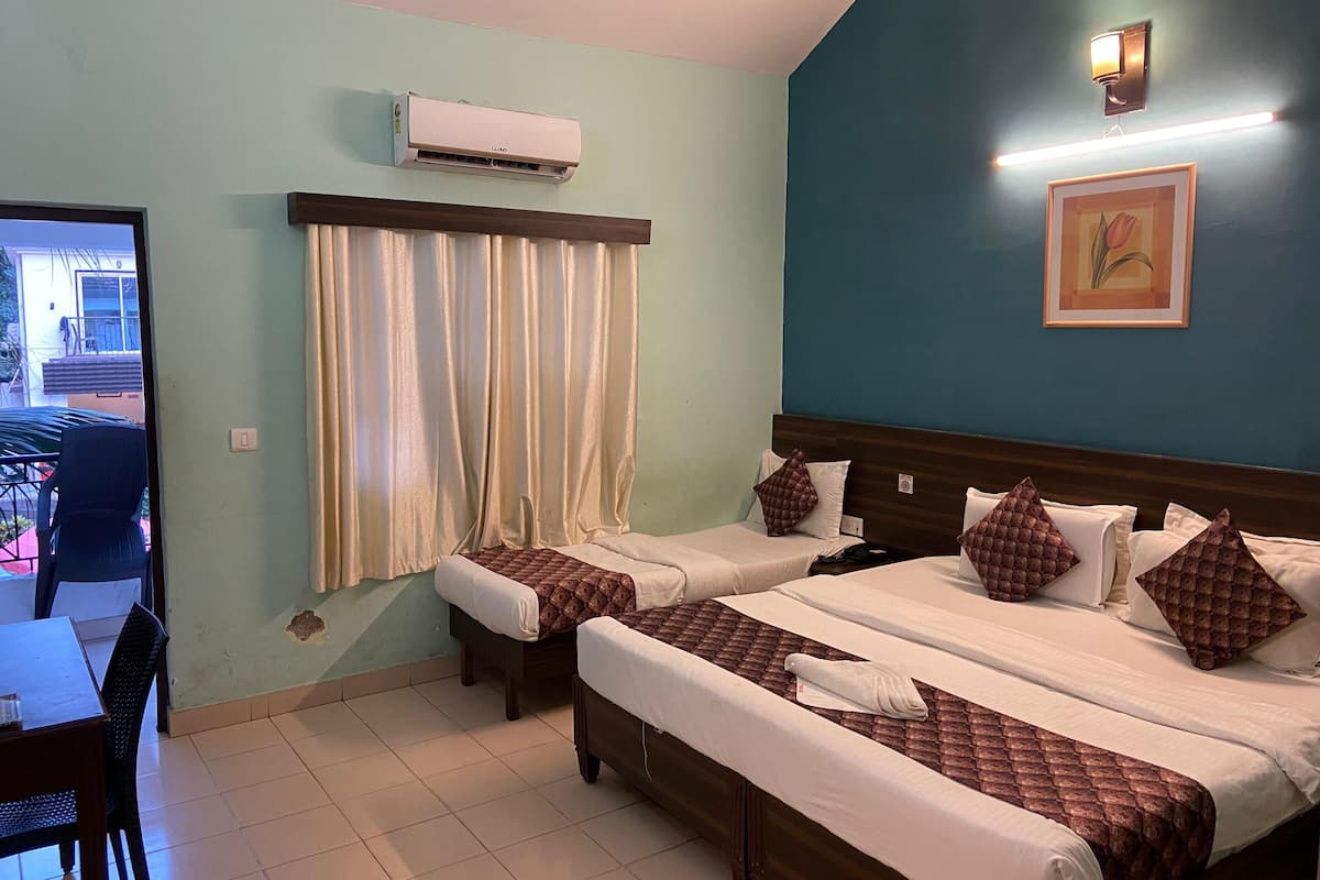Family Triple Room, Balcony | Desk, free WiFi