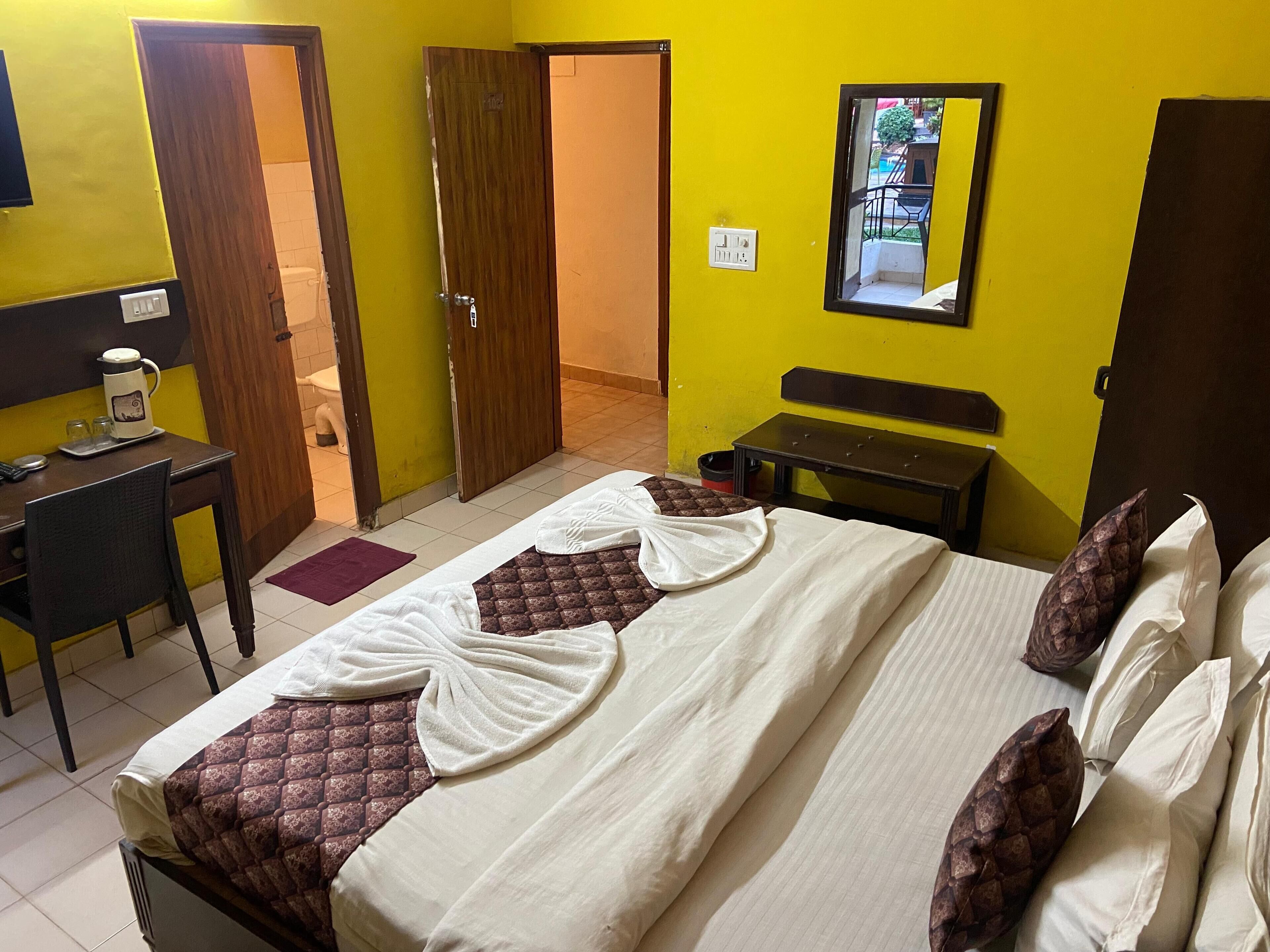 Phòng đôi Deluxe, ban công, quang cảnh hồ bơi | Bàn, truy cập Internet không dây miễn phí 