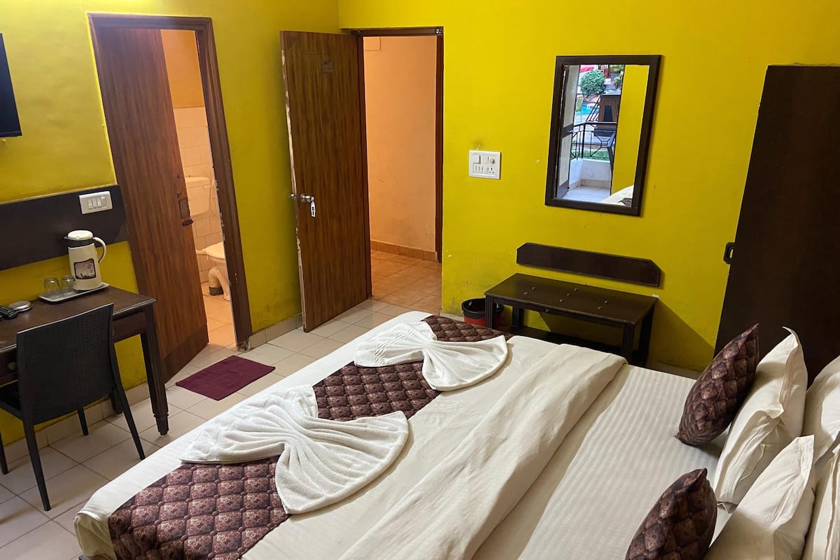Deluxe Double Room, Balcony, Pool View | Desk, free WiFi