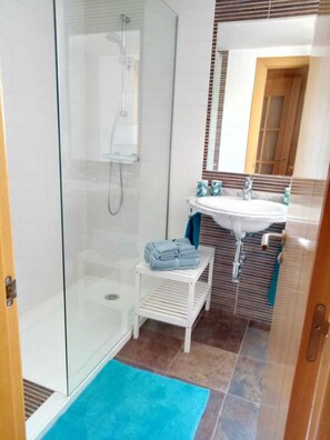 Douche, baignoire à jets, sèche-cheveux, bidet