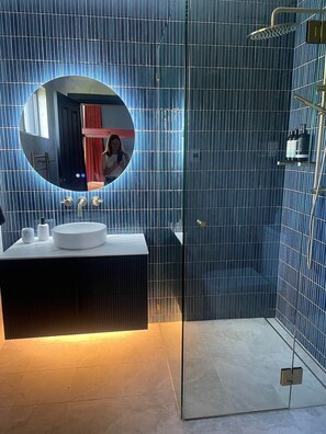 Shower, hair dryer, towels - Newly Renovated Heritage Schoolhouse with Ocean Views (Gerringong)