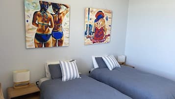 Iron/ironing board, Internet, bed sheets