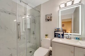 Secadora de cabello, bidet, toallas, jabón 