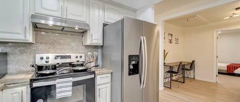 Réfrigérateur, micro-ondes, four, plaque de cuisson