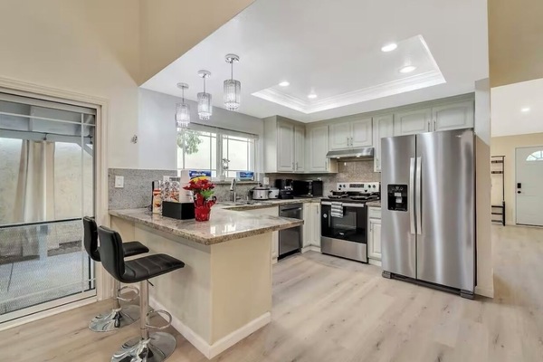 Een koelkast, een magnetron, een oven, een kookplaat