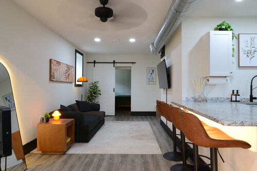 Bluff Street Escape • Modern 1BR Near Downtown