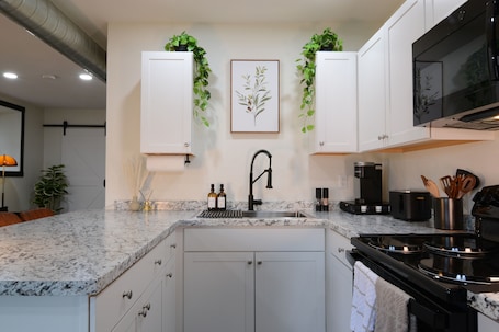 Microwave, oven, stovetop. Modern 1BR Near Downtown • Parking • Fast WiFi