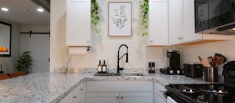 Cozy Bluff St Escape - Downtown