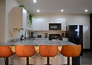 Microwave, oven, stovetop - Cozy Bluff St Escape - Downtown (Dubuque)