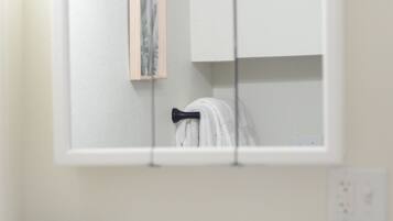 Serviettes fournies, savon, papier de toilette