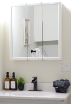 毛巾、肥皂、卫生纸