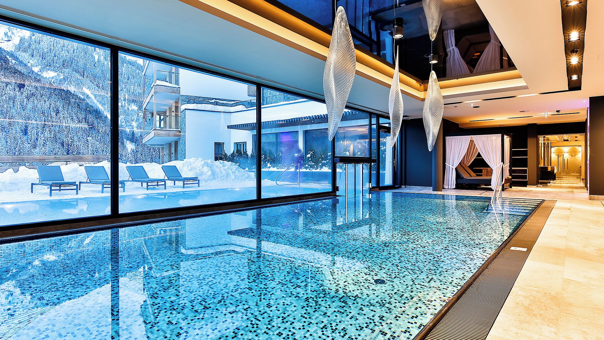 Innenpool, Außenpool, Sonnenschirme, Liegestühle