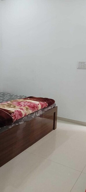 Bàn, giường gấp/giường phụ (phụ phí) 