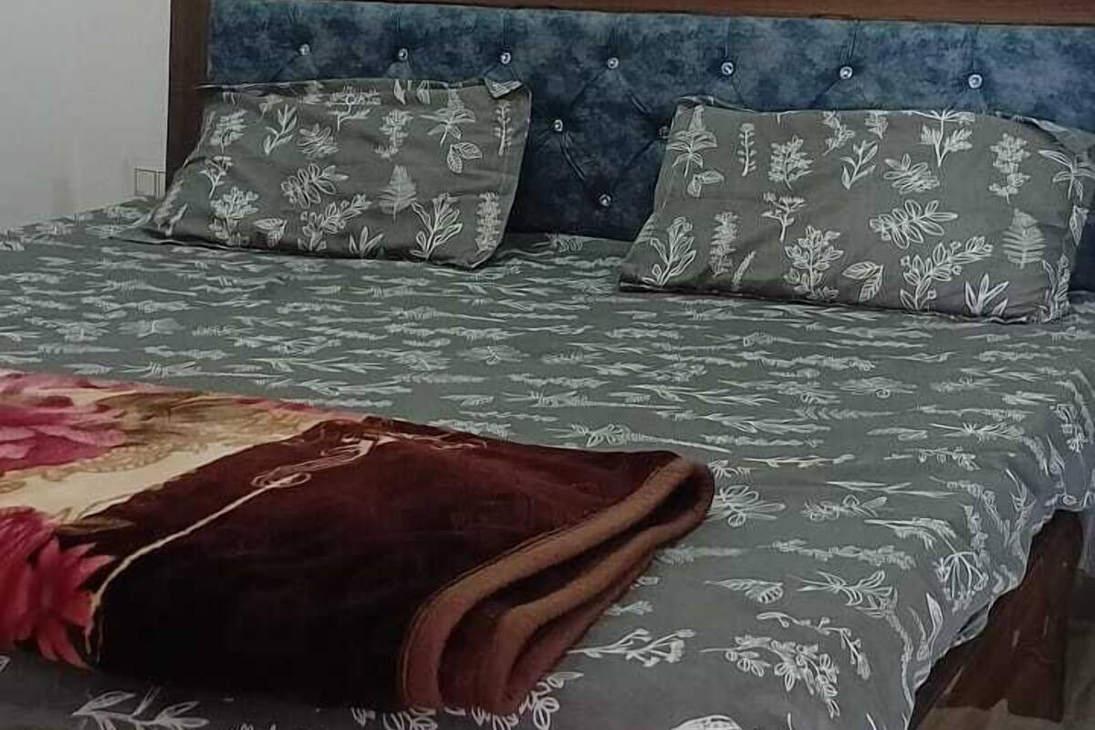 Desk, rollaway beds, free WiFi, bed sheets