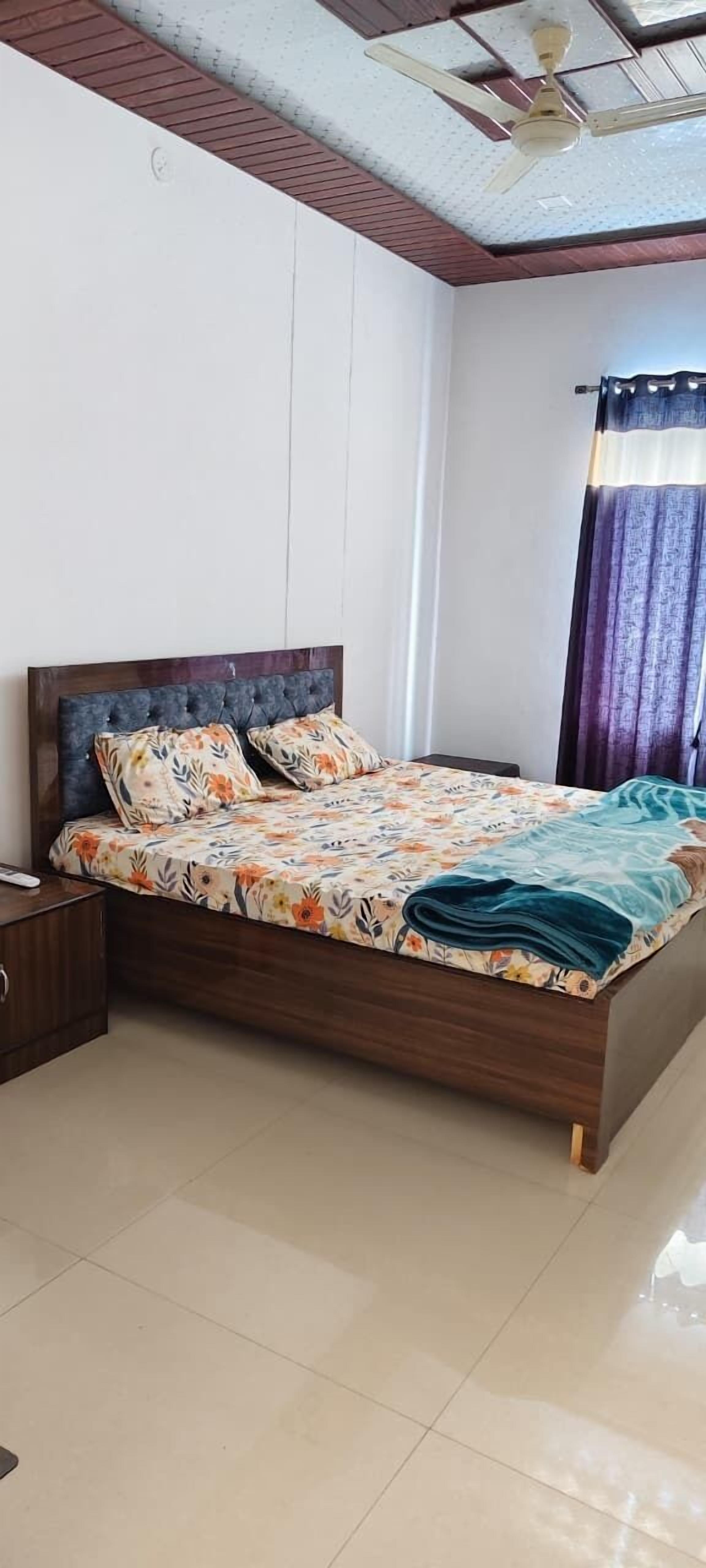 Desk, rollaway beds, free WiFi, bed sheets