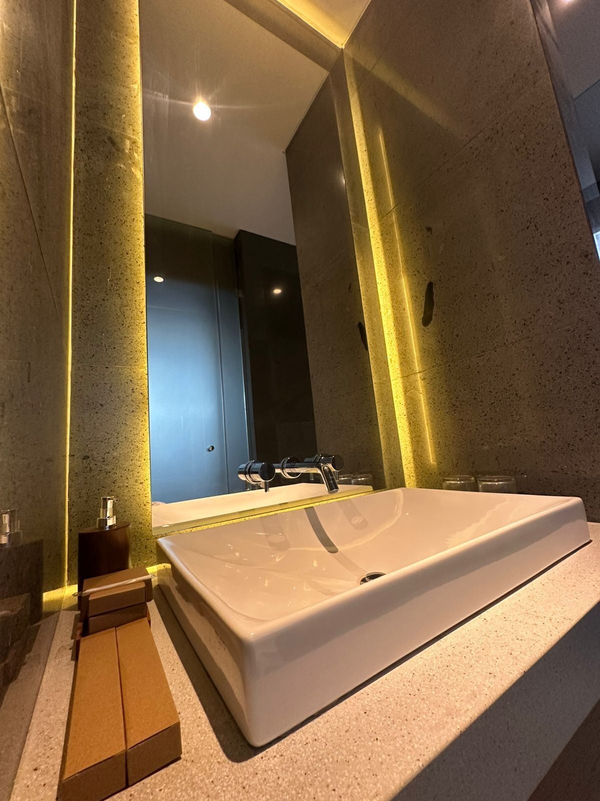 Ein modernes Badezimmer mit einer großen Badewanne, einem Spiegel und einer Ablagefläche.