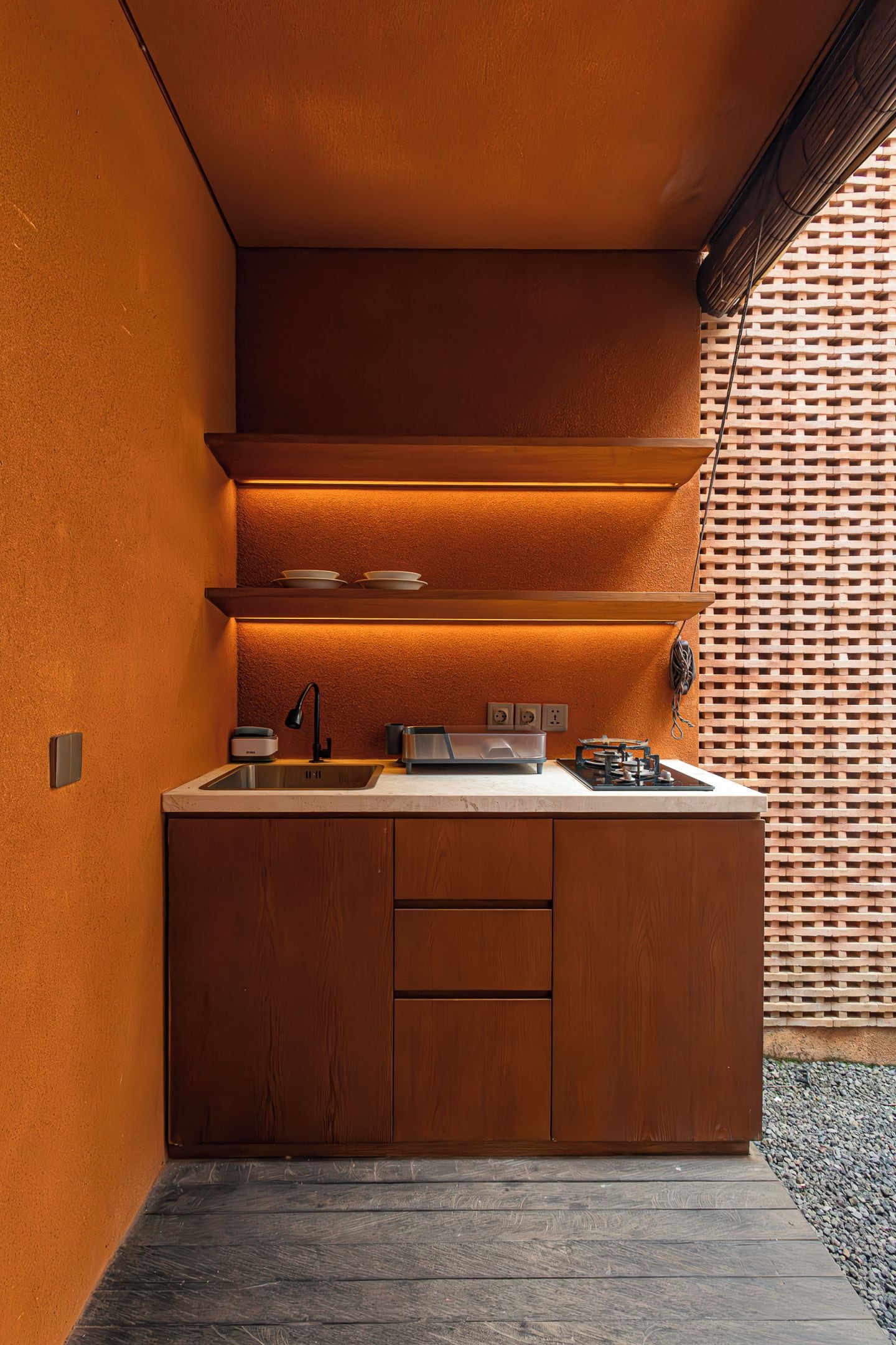 Eine moderne Küche mit integrierter Kochinsel, Edelstahlgeräten und einem Holzschrank.