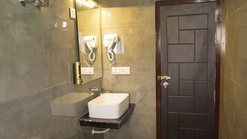 Secador de pelo, pantuflas, toallas, jabón