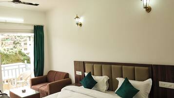 Escritorio, espacio para trabajar con laptop y wifi gratis