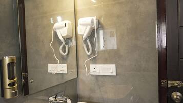 Secador de pelo, pantuflas, toallas, jabón