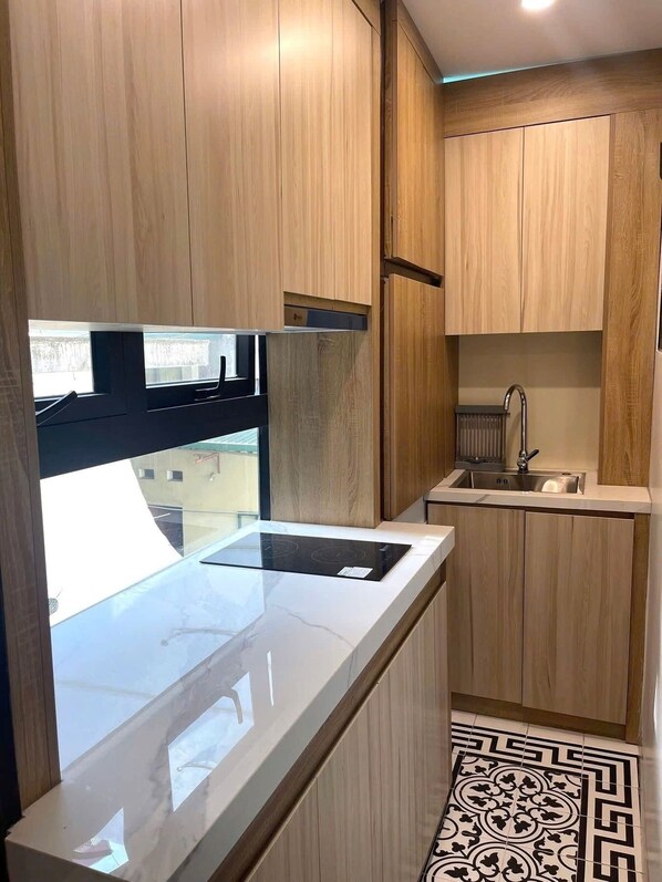 Frigorífico y placa de cocina