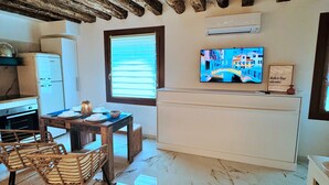 32 インチのスマートテレビ (デジタル放送視聴可)、Netflix、ストリーミングサービス