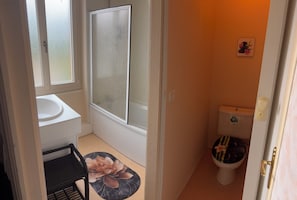 Comfort Double Room | Bathroom | Hair dryer, towels, toilet paper