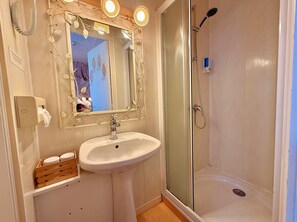 Quarto casal conforto, 1 cama de casal | Banheiro | Banheira, secador de cabelo, toalhas de banho, papel higiênico