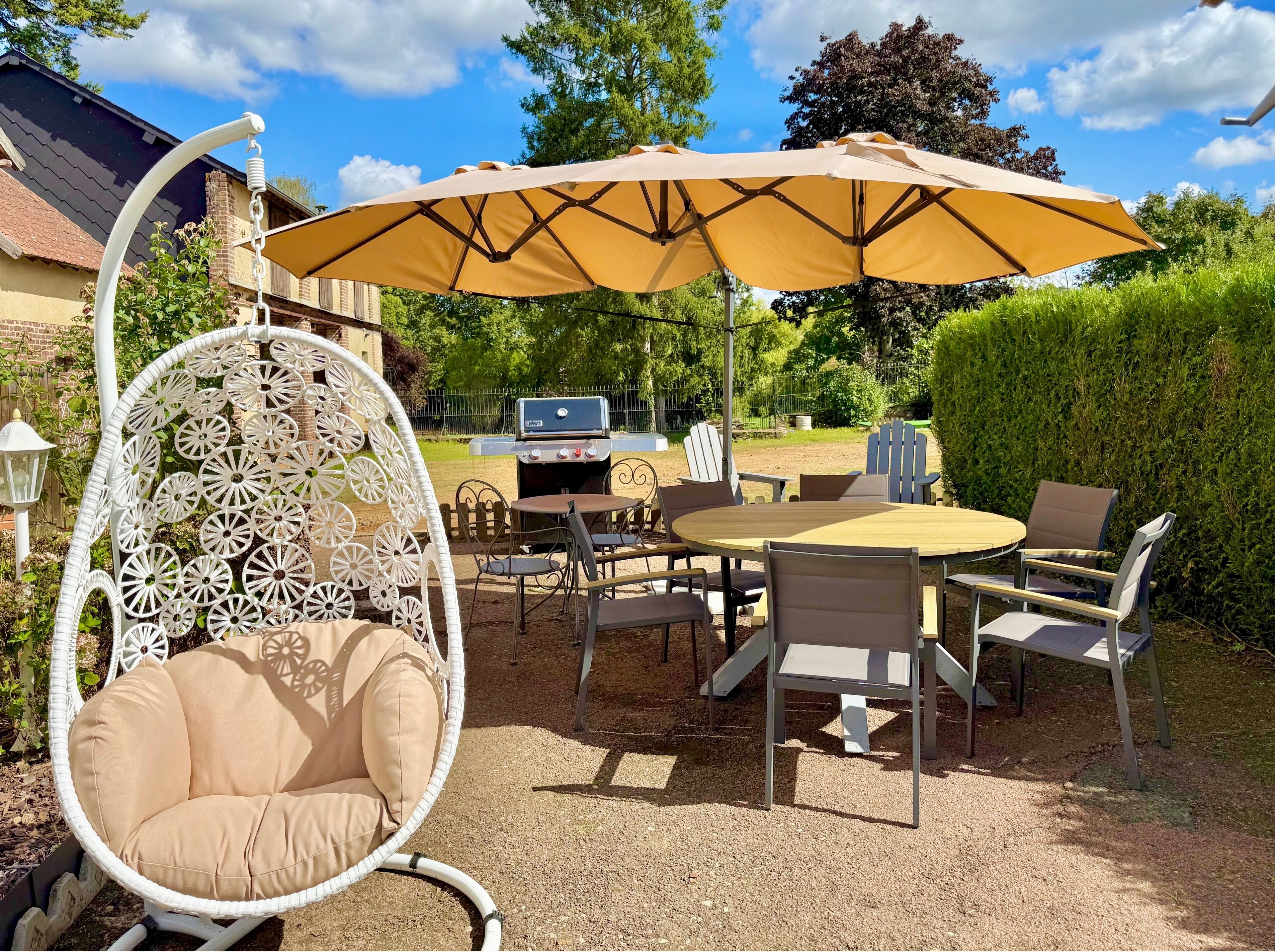 Badewanne, Haartrockner, Handtücher, Toilettenpapier