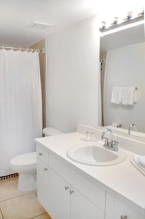 ヘアドライヤー、タオル、石鹸、トイレットペーパー