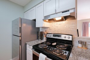 Refrigerador, microondas, horno y parrilla de estufa 