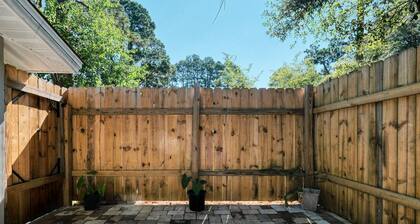 Bright & Comfortable Retreat for up to 7 + a baby, Close to Everything!