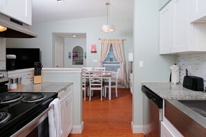 冷蔵庫、電子レンジ、オーブン、コンロ