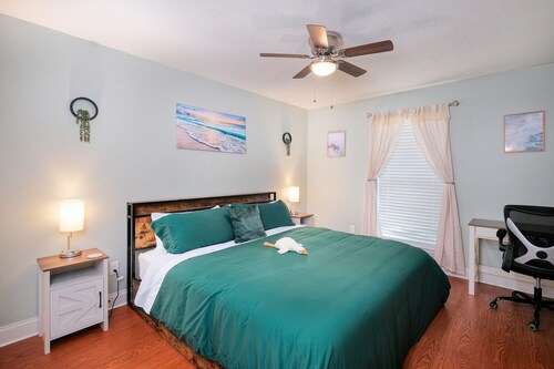 Bright & Comfortable Retreat for up to 7 + a baby, Close to Everything!